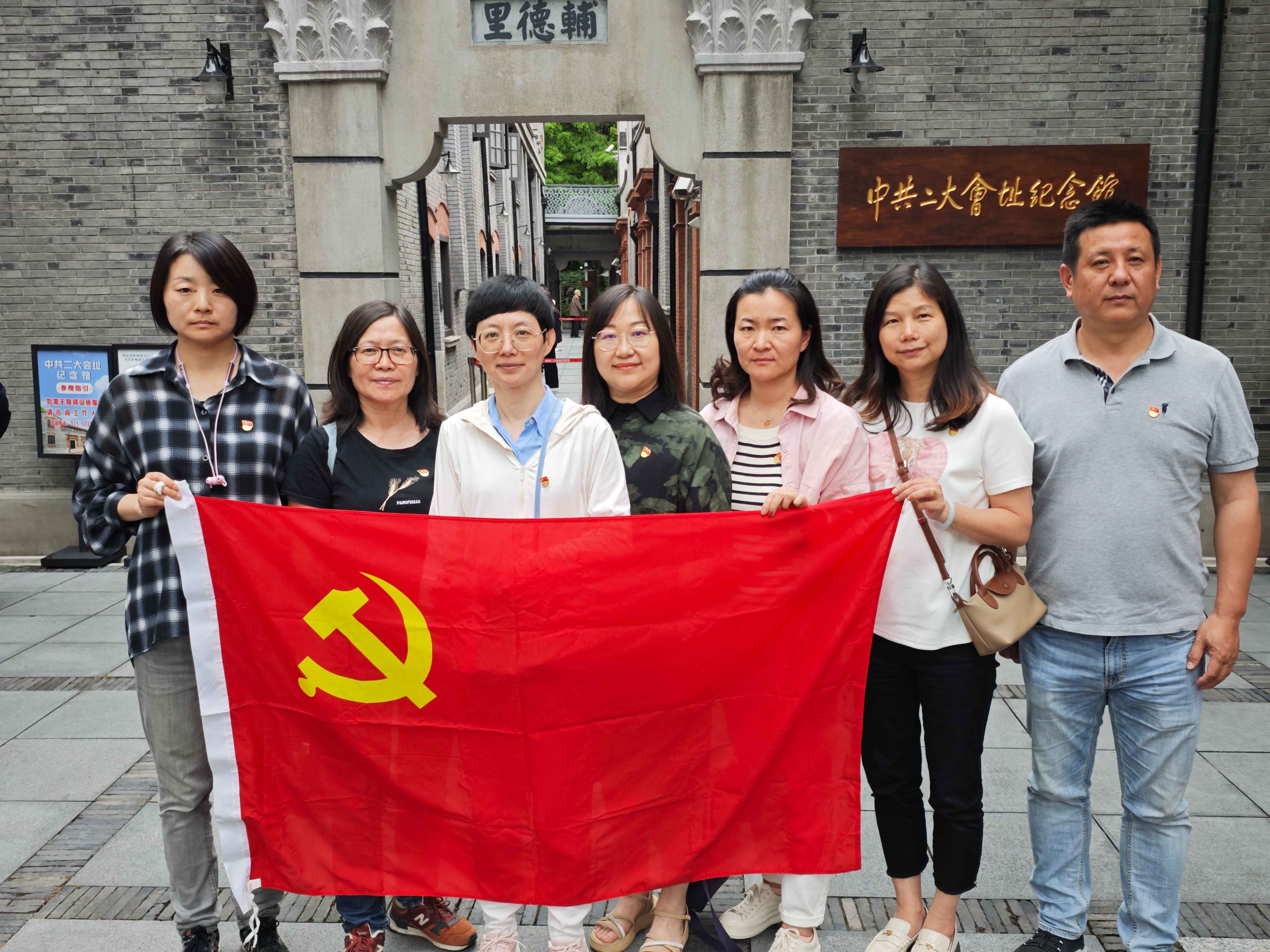 1727671569991472.jpg 合影.jpg