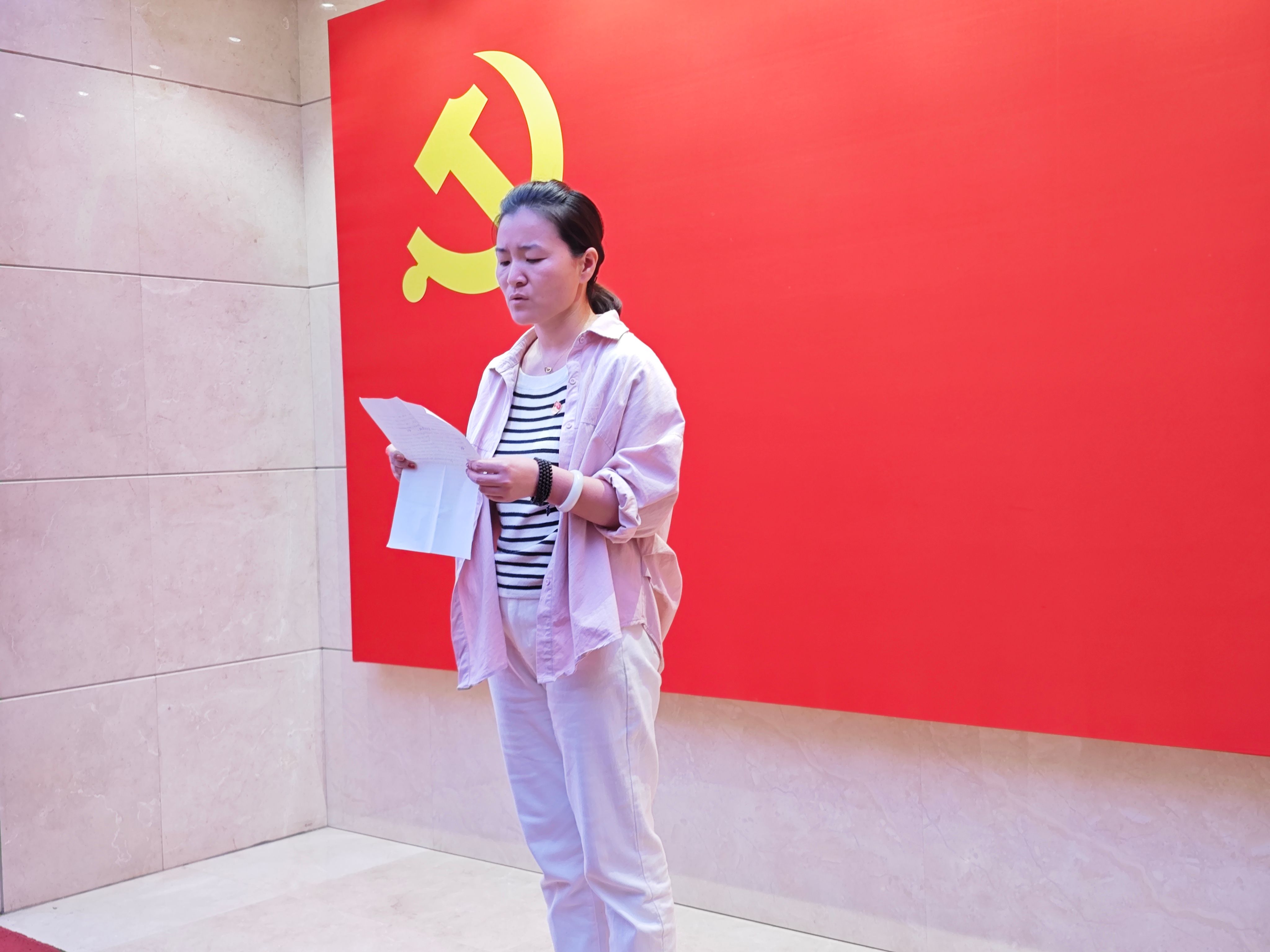 1727671600667712.jpg 顾老师上党课3.jpg